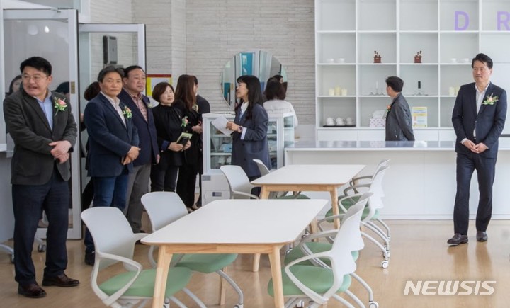 [인천=뉴시스] 이루비 기자 = 강범석 인천 서구청장(맨 오른쪽) 등이 서구환경배움터 내부를 둘러보고 있다. (사진=서구 제공)