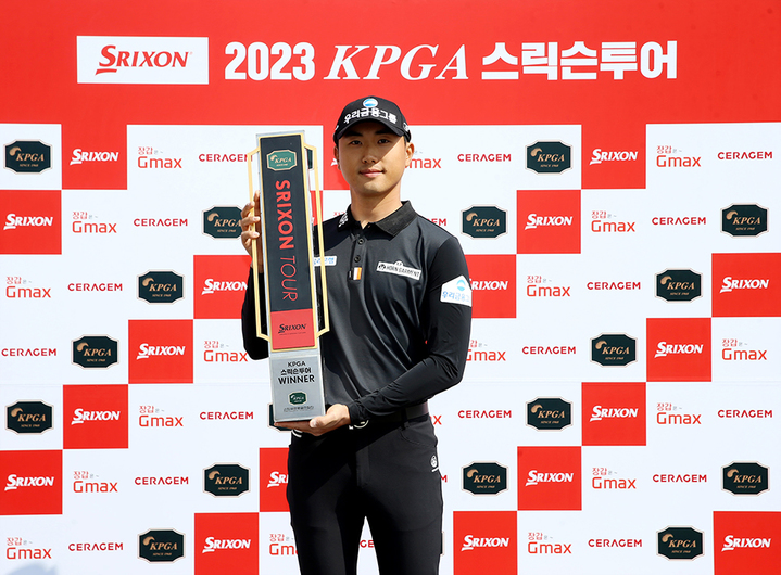 [서울=뉴시스] KPGA 스릭슨투어 2회 대회서 우승한 조우영(사진=KPGA 제공) *재판매 및 DB 금지