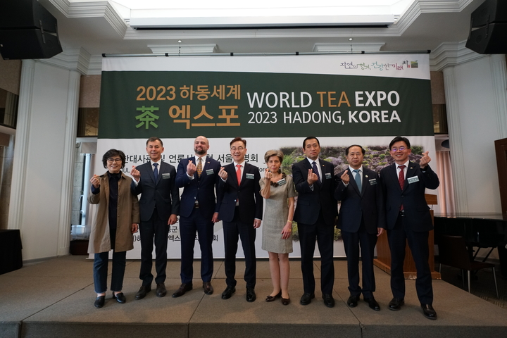 왼쪽부터 사무처장. 주한 체코대사, 조지아대사, 하동군수, 그리스대사, 미얀마대사, FAO한국협력연락사무소 대표 *재판매 및 DB 금지