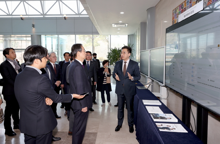[서울=뉴시스] 한덕수 국무총리 및 정부 관계자가 더존ICT그룹 강촌캠퍼스를 방문해 강원도 규제개선 우수사례로 ‘정밀의료 빅데이터 플랫폼’의 성과를 현장 확인했다. (사진=더존비즈온 제공) *재판매 및 DB 금지