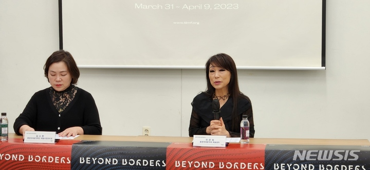 [통영=뉴시스] 신정철 기자= '2023 통영국제음악제'가 31일 오후 7시 통영국제음악당에서 데이비드 로버트슨이 지휘하는 통영페스티벌오케스트라 연주을 시작으로 개막된다. 이날 오후 3시 통영국제음악제 예술감독 진은숙 작곡가(오른쪽)는 기자회견을 갖고 "이번 통영국제음악제는 장르, 시대, 서로 다른 음악 세계, 동과 서 등의 경계를 넘을 것"이라며 기획 의도를 밝혔다. 2023.03.31. sin@newsis.com