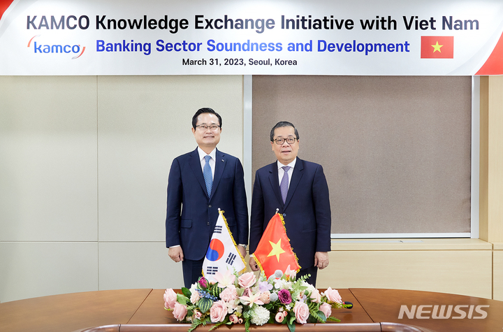 [서울=뉴시스]권남주 한국자산관리공사(캠코) 사장(왼쪽)과 응우옌 낌 아인 베트남 중앙은행 부총재가 31일 캠코양재타워에서 개최된 '베트남 신용기관 건전성 강화 워크숍'에서 기념사진을 촬영하고 있다. (사진= 한국자산관리공사 제공) 2023.3.31 photo@newsis.com