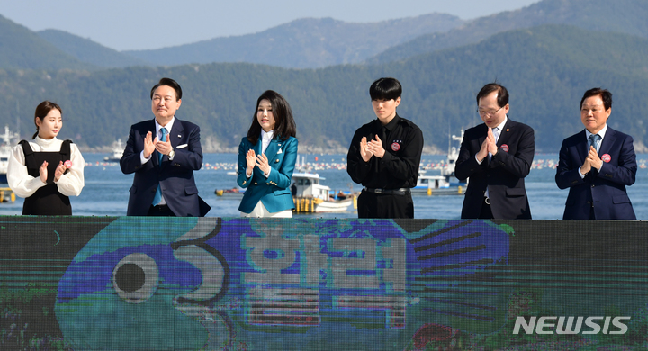 [통영=뉴시스] 홍정명 기자=31일 오후 경남 통영시 영운항에서 열린 제12회 수산인의 날 기념식에 참석한 윤석열 대통령 부부(왼쪽 두 번째, 세 번째)와 박완수(맨 오른쪽) 경남도지사가 박수를 치고 있다.(사진=경남도 제공) 2023.03.31. photo@newsis.com