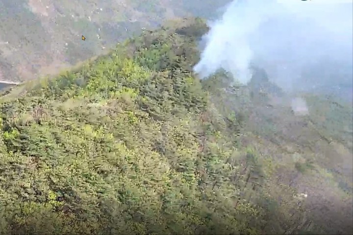 [경주=뉴시스] 31일 경북 경주시 안강읍 옥산리 야산 7부 능선에서 산불이 발생했다. (사진=경북소방본부 제공) 2023.03.31. photo@newsis.com *재판매 및 DB 금지