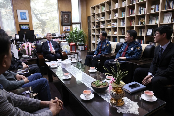 [대구=뉴시스] 김수영 대구경찰청장이 31일 이건호 대구기독교총연합회 대표회장을 만나 대화하고 있다. (사진 = 대구경찰청 제공) 2023.03.31. photo@newsis.com&nbsp; *재판매 및 DB 금지