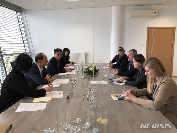 [서울=뉴시스] 이성해 대도시권광역교통위원장이 30일 우크라이나 차관들과 재건사업 참여 문제를 논의했다.(사진=국토교통부 제공)