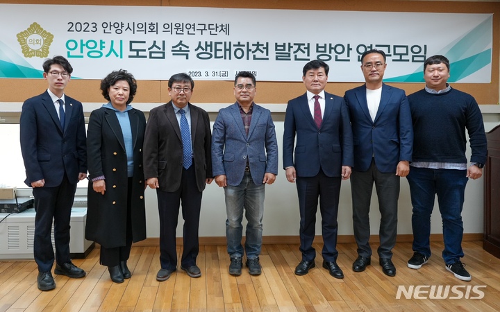 연구단체 기념촬영 현장.