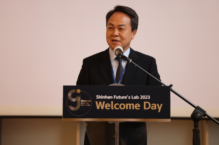 지난달 31일 서울 중구 커뮤니티하우스에서 열린 신한 퓨처스랩 웰컴데이에서 진옥동 신한금융 회장이 환영인사를 하고 있다.(사진=신한금융그룹 제공) *재판매 및 DB 금지