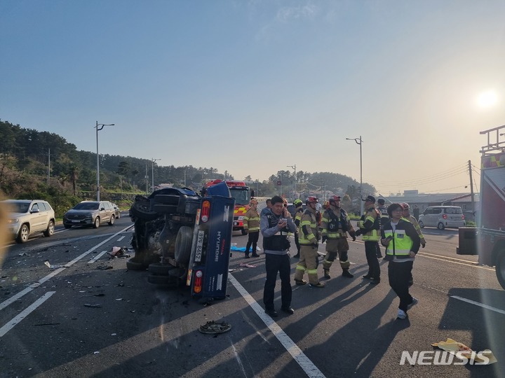 [제주=뉴시스] 오영재 기자 = 31일 오후 제주시 애월읍 도로에서 3중 추돌 사고가 발생해 소방당국과 경찰이 조치하고 있다.(사진=제주서부소방서 제공) 2023.03.31. photo@newsis.com