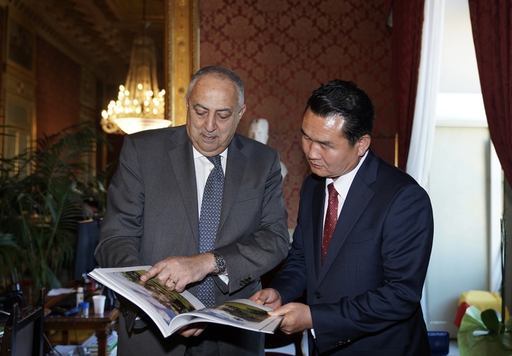 [거제=뉴시스] 신정철 기자= 경남 거제시 15개 부서 20여명의 유럽방문단은 지난 20일부터 30일까지 8박 11일 일정으로 '100년거제디자인' 추진을 위해 스페인, 프랑스, 이탈리아 등 유럽 벤치마킹을 실시했다고 31일 밝혔다.사진은 박종우 거제시장의 면담 모습.(사진=거제시 제공).2023.03.31. photo@newsis.com *재판매 및 DB 금지