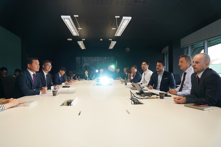 [거제=뉴시스] 신정철 기자= 경남 거제시 15개 부서 20여명의 유럽방문단은 지난 20일부터 30일까지 8박 11일 일정으로 '100년거제디자인' 추진을 위해 스페인, 프랑스, 이탈리아 등 유럽 벤치마킹을 실시했다고 31일 밝혔다.사진은 스페인 빌바오시 후안 마리아 아부르토 빌바오 시장 및 시의원 면담 모습.(사진=거제시 제공).2023.03.31. photo@newsis.com *재판매 및 DB 금지