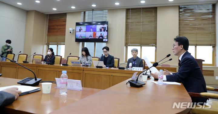 [서울=뉴시스] 고범준 기자 = 김민석 더불어민주당 정책위의장이 31일 오전 서울 여의도 국회 본청 다목적영상회의실에서 열린 '모든 대학생의 천원 아침밥'을 위한 더불어민주당 지방자치 책임자 줌회의에서 발언을 하고 있다. 2023.03.31. bjko@newsis.com