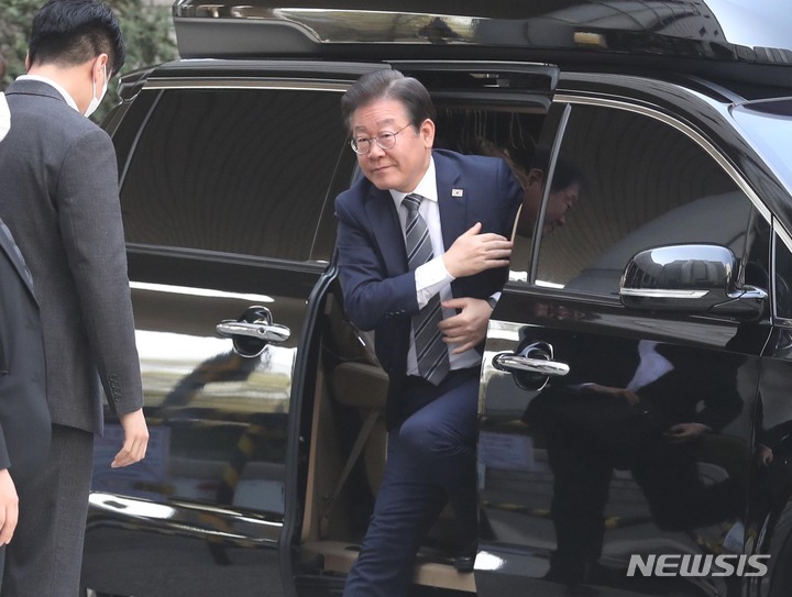 [서울=뉴시스] 김금보 기자 = 이재명 더불어민주당 대표가 31일 오전 서울 서초구 서울중앙지방법원에서 열린 공직선거법 위반 혐의 공판에 출석하고 있다. 이날 이재명 대표와 유동규 성남도시개발공사 전 기획본부장은 법정에서 대면한다. 두 사람의 대면은 2021년 9월 대장동 의혹이 불거진 이후 처음이다. (공동취재사진) 2023.03.31. photo@newsis.com