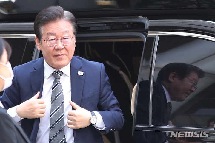 [서울=뉴시스] 김금보 기자 = 지난 대선 과정에서 허위 발언을 한 혐의로 기소된 이재명 더불어민주당 대표가 31일 오전 서울 서초구 서울중앙지방법원에서 열린 공직선거법 위반 혐의 사건 공판에 출석하고 있다. (공동취재사진) 2023.03.31. photo@newsis.com
