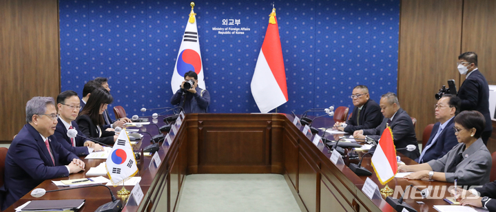 [서울=뉴시스] 김명원 기자 = 박진 외교부 장관과 레트노 마르수디 인도네시아 외교장관이 31일 오전 서울 종로구 외교부에서 열린 제4차 한-인도네시아 외교장관 공동위원회 회의를 하고 있다. 2023.03.31. kmx1105@newsis.com