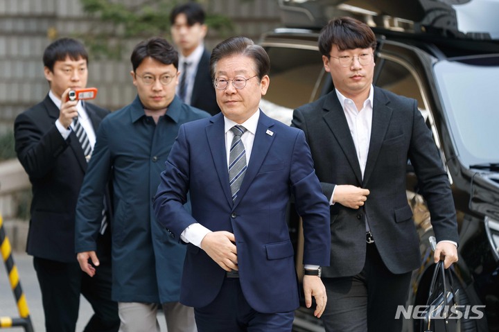 [서울=뉴시스] 김금보 기자 = 공직선거법상 허위사실 공표 혐의를 받고 있는 이재명 더불어민주당 대표가 31일 서울 서초구 서울중앙지방법원에서 열린 공판에 출석하고 있다. (공동취재사진) 2023.03.31. photo@newsis.com