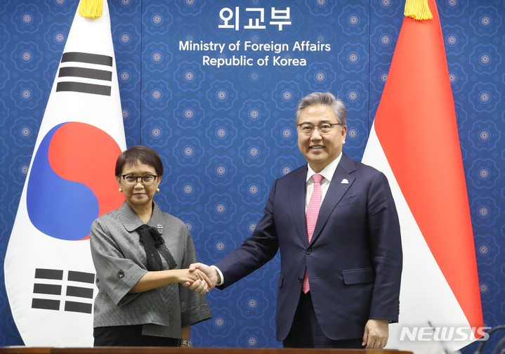 [서울=뉴시스] 김명원 기자 = 박진 외교부 장관과 레트노 마르수디 인도네시아 외교장관이 31일 오전 서울 종로구 외교부에서 열린 제4차 한-인도네시아 외교장관 공동위원회에 앞서 인사하며 포즈를 취하고 있다. 2023.03.31. kmx1105@newsis.com