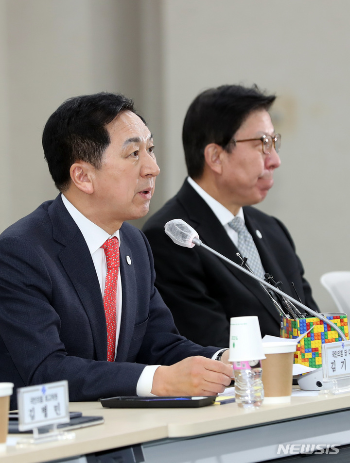 [부산=뉴시스] 하경민 기자 = 김기현 국민의힘 대표가 31일 오전 부산 연제구 부산시의회에서 열린 '2030 부산세계박람회 유치를 위한 국민의힘·부산시 연석회의'에 참석, 인사말을 하고 있다. 2023.03.31. yulnetphoto@newsis.com