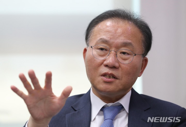 [서울=뉴시스] 전진환 기자 = 국민의힘 원내대표 후보로 거론되는 윤재옥 의원이 31일 오전 서울 여의도 국회 의원회관 사무실에서 뉴시스통신사와 인터뷰를 하고 있다. 2023.03.31. amin2@newsis.com