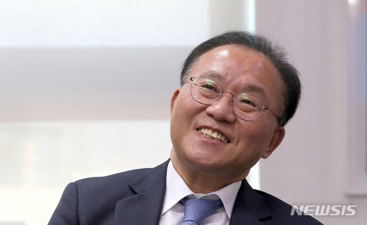 [서울=뉴시스] 전진환 기자 = 국민의힘 원내대표 후보로 거론되는 윤재옥 의원이 31일 오전 서울 여의도 국회 의원회관 사무실에서 뉴시스통신사와 인터뷰 중 밝게 웃고 있다. 2023.03.31. amin2@newsis.com