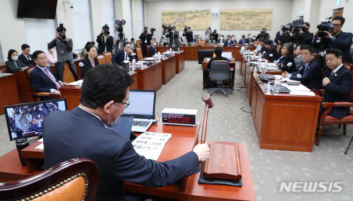 [서울=뉴시스] 이영환 기자 = 유기홍 교육위원장이 31일 오전 서울 여의도 국회 교육위원회에서 열린 정순신 자녀 학교폭력 진상조사 및 학교폭력 대책 수립을 위한 청문회에서 의사일정 변경안 가결을 선포하고 있다. 2023.03.31. 20hwan@newsis.com