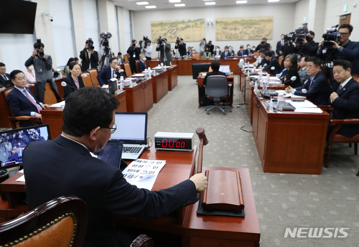 [서울=뉴시스] 이영환 기자 = 유기홍 교육위원장이 31일 오전 서울 여의도 국회 교육위원회에서 열린 정순신 자녀 학교폭력 진상조사 및 학교폭력 대책 수립을 위한 청문회에서 의사봉을 두드리고 있다. 2023.03.31. 20hwan@newsis.com