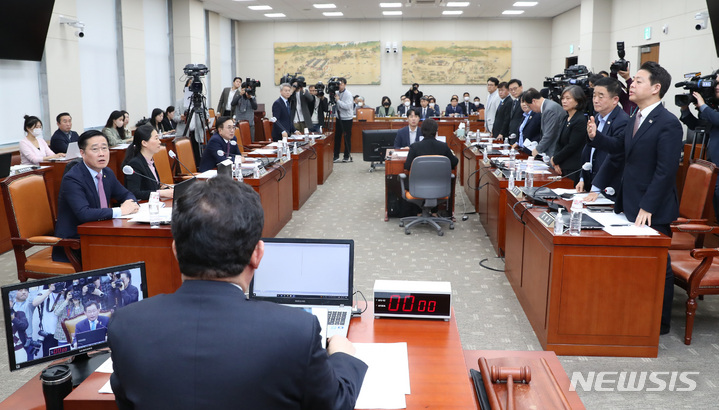 [서울=뉴시스] 이영환 기자 = 31일 오전 서울 여의도 국회 교육위원회에서 열린 정순신 자녀 학교폭력 진상조사 및 학교폭력 대책 수립을 위한 청문회에서 야당 의원들이 정순신 변호사의 불출석으로 의사일정변경안을 상정해 기립으로 찬성을 표하고 있다. 2023.03.31. 20hwan@newsis.com