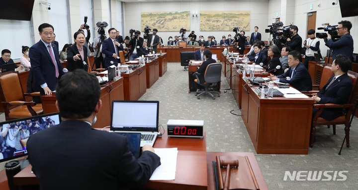 [서울=뉴시스] 이영환 기자 = 31일 오전 서울 여의도 국회 교육위원회에서 열린 정순신 자녀 학교폭력 진상조사 및 학교폭력 대책 수립을 위한 청문회에서 국민의힘 의원들이 정순신 변호사 불출석으로 인한 의사일정 변경안 상정에 항의하고 있다. 2023.03.31. 20hwan@newsis.com