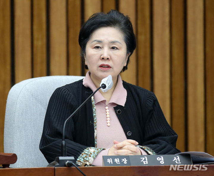 [서울=뉴시스] 고범준 기자 = 김영선 인구위기특별위원회 위원장이 31일 오전 서울 여의도 국회에서 열린 인구위기특별위원회 전체회의에서 발언하고 있다. 2023.03.31. bjko@newsis.com