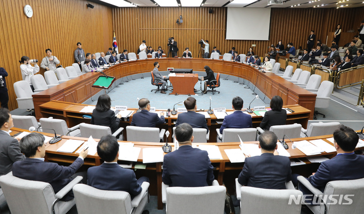 [서울=뉴시스] 고범준 기자 = 31일 오전 서울 여의도 국회에서 인구위기특별위원회 전체회의가 진행되고 있다. 2023.03.31. bjko@newsis.com