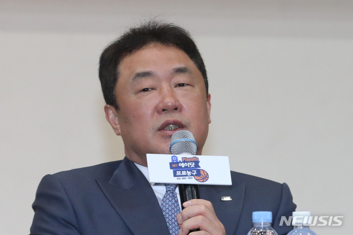 [서울=뉴시스] 권창회 기자 = 전창진 KCC 감독이 31일 오전 서울 송파구 올림픽파크텔에서 열린 2022-2023시즌 프로농구 플레이오프 미디어데이에서 출사표를 밝히고 있다. 2023.03.31. kch0523@newsis.com