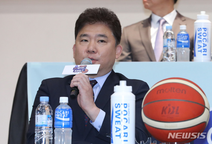 [서울=뉴시스] 권창회 기자 = 김승기 캐롯 감독이 31일 오전 서울 송파구 올림픽파크텔에서 열린 2022-2023시즌 프로농구 플레이오프 미디어데이에서 출사표를 밝히고 있다. 2023.03.31. kch0523@newsis.com