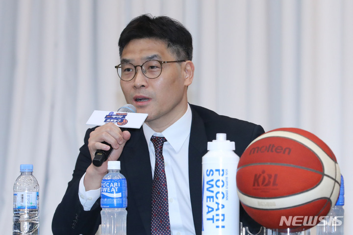 [서울=뉴시스] 권창회 기자 = 조동현 현대모비스 감독이 31일 오전 서울 송파구 올림픽파크텔에서 열린 2022-2023시즌 프로농구 플레이오프 미디어데이에서 출사표를 밝히고 있다. 2023.03.31. kch0523@newsis.com