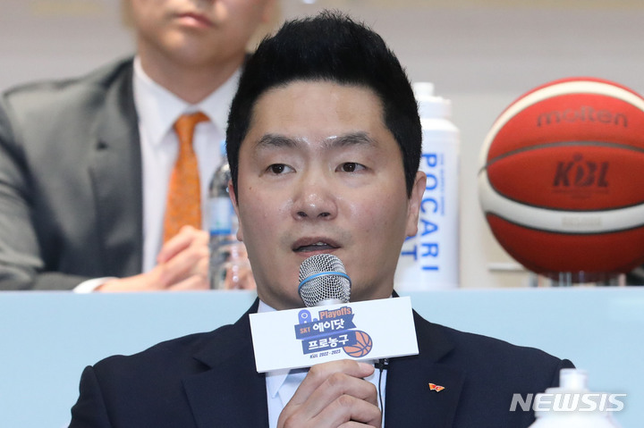 [서울=뉴시스] 권창회 기자 = 전희철 SK 감독이 31일 오전 서울 송파구 올림픽파크텔에서 열린 2022-2023시즌 프로농구 플레이오프 미디어데이에서 출사표를 밝히고 있다. 2023.03.31. kch0523@newsis.com