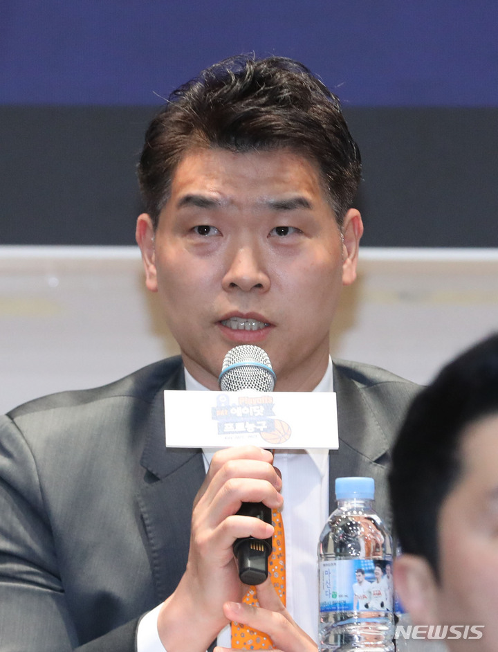 [서울=뉴시스] 권창회 기자 = 조상현 LG 감독이 31일 오전 서울 송파구 올림픽파크텔에서 열린 2022-2023시즌 프로농구 플레이오프 미디어데이에서 출사표를 밝히고 있다. 2023.03.31. kch0523@newsis.com