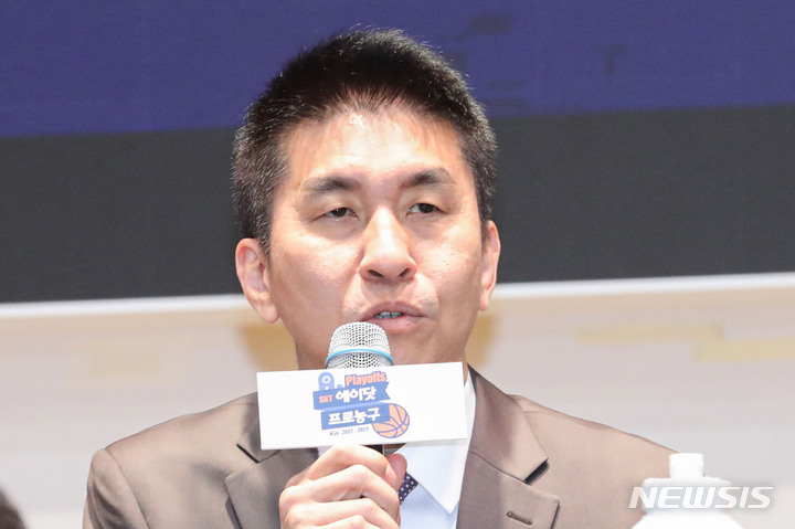 [서울=뉴시스] 권창회 기자 = 김상식 KGC 감독이 31일 오전 서울 송파구 올림픽파크텔에서 열린 2022-2023시즌 프로농구 플레이오프 미디어데이에서 출사표를 밝히고 있다. 2023.03.31. kch0523@newsis.com