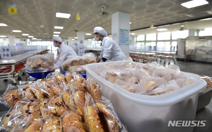 [대구=뉴시스] 이무열 기자 = 전국학교비정규직노조가 총파업에 들어간 31일 오전 대구의 한 고등학교 조리실에서 조리사가 점심 급식을 대신해 학생들에게 나눠줄 빵을 준비하고 있다. 2023.03.31. lmy@newsis.com