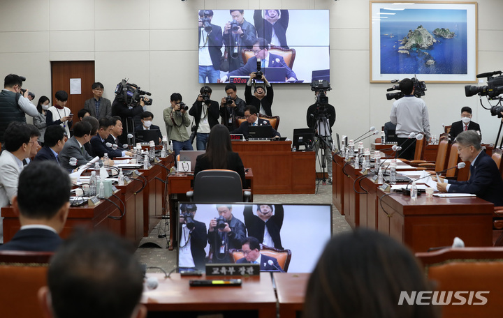 [서울=뉴시스] 이영환 기자 = 유기홍 국회 교육위원장이 지난달 31일 오전 서울 여의도 국회 교육위원회에서 열린 정순신 자녀 학교폭력 진상조사 및 학교폭력 대책 수립을 위한 청문회에서 안건을 의결하고 있다. 2023.04.14. photo@newsis.com