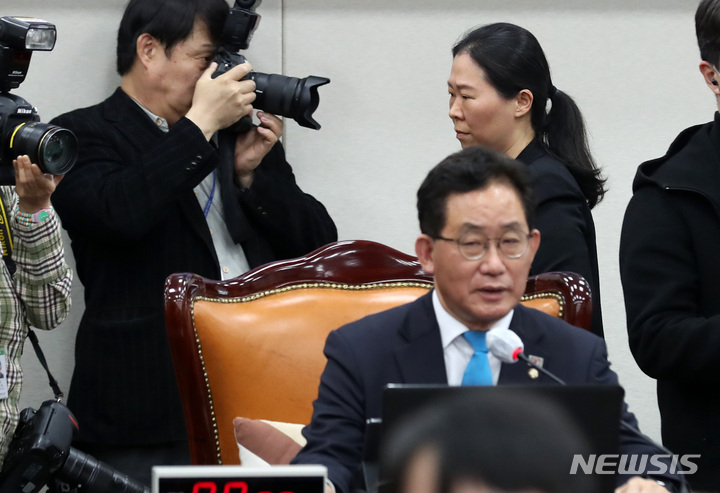 [서울=뉴시스] 이영환 기자 =권은희 국민의힘 의원이 31일 오전 서울 여의도 국회 교육위원회에서 열린 정순신 자녀 학교폭력 진상조사 및 학교폭력 대책 수립을 위한 청문회에서 의사일정 변경등에 항의하며&nbsp; 퇴장하고 있다. 2023.03.31. 20hwan@newsis.com