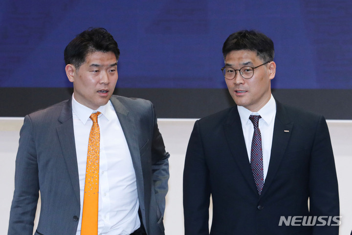 [서울=뉴시스] 권창회 기자 = LG 조상현 감독(왼쪽), 현대모비스 조동현 감독이 지난 2023년 3월31일 오전 서울 송파구 올림픽파크텔에서 열린 2022-2023시즌 프로농구 플레이오프 미디어데이에서 기념촬영 전 대화를 하고 있다. 2023.03.31. kch0523@newsis.com