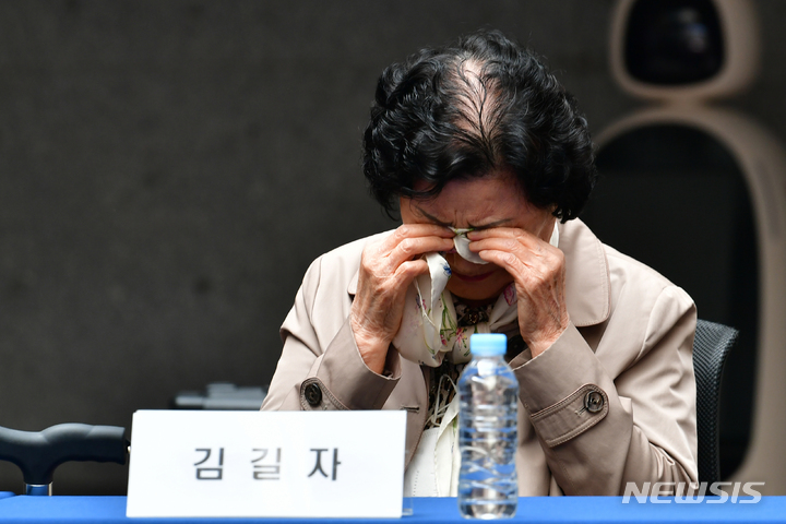 [광주=뉴시스] 이영주 기자 = 고(故) 문재학 열사의 어머니 김길자 여사가 31일 오전 광주 서구 5·18기념문화센터에서 열린 전우원씨의 사죄 기자회견 도중 눈물을 흘리고 있다. 2023.03.31. leeyj2578@newsis.com