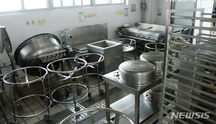 [전주=뉴시스] 김얼 기자 = 학교비정규직연대회가 총파업에 돌입한 31일 전북 전주시 전주화정초등학교 조리실이 텅 비어 있다. 2023.03.31. pmkeul@nwsis.com