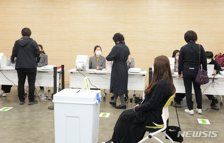 [울산=뉴시스] 배병수 기자 = 4·5 재보궐선거 사전투표 첫 날인 지난달 31일 오전 울산 남구 옥동 사전투표소가 마련된 청소년차오름센터에서 유권자들이 투표에 참여하고 있다. 2023.03.31. bbs@newsis.com