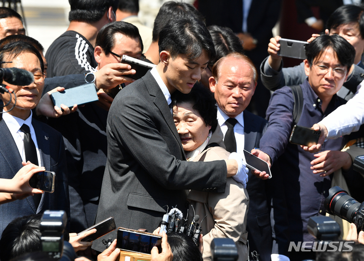 [광주=뉴시스] 김혜인 기자 = 고(故) 전두환씨의 손자 전우원(27)씨가 31일 오전 광주 북구 운정동 국립5·18민주묘지에서 참배를 마친 뒤 문재학군 모친과 포옹하고 있다. 2023.03.31. hyein0342@newsis.com