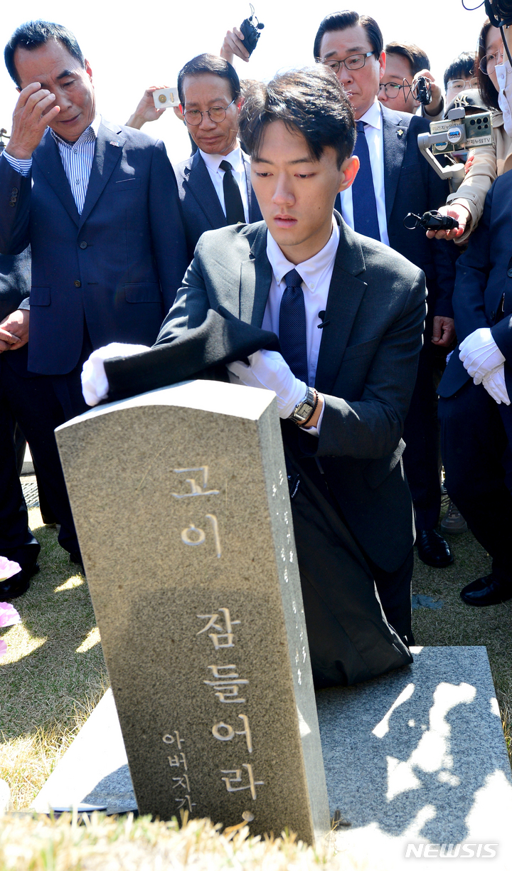 [광주=뉴시스] 김혜인 기자 = 고(故) 전두환씨의 손자 전우원(27)씨가 31일 오전 광주 북구 운정동 국립5·18민주묘지를 찾아 참배에 앞서 방명록을 작성하고 있다. 2023.03.31.