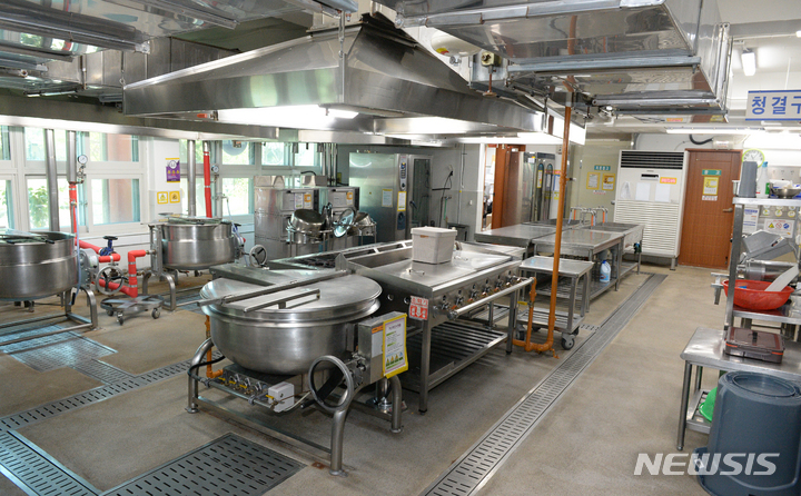 [울산=뉴시스] 배병수 기자 = 학교 비정규직 노동자들이 총파업에 돌입한 지난 3월31일 오전 울산 중구 한 초등학교 급식실이 텅비어 있다. 2023.03.31.bbs@newsis.com.