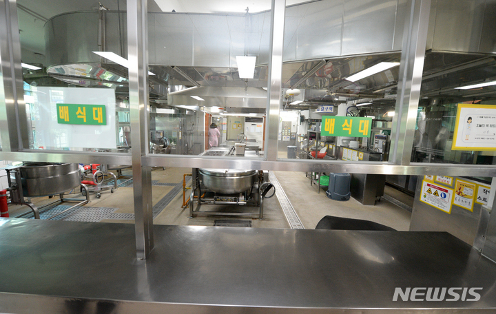 [울산=뉴시스] 배병수 기자 = 학교 비정규직 노동자들이 총파업에 돌입한 31일 오전 울산 중구 한 초등학교 급식실이 텅비어 있다. 2023.03.31.bbs@newsis.com.
