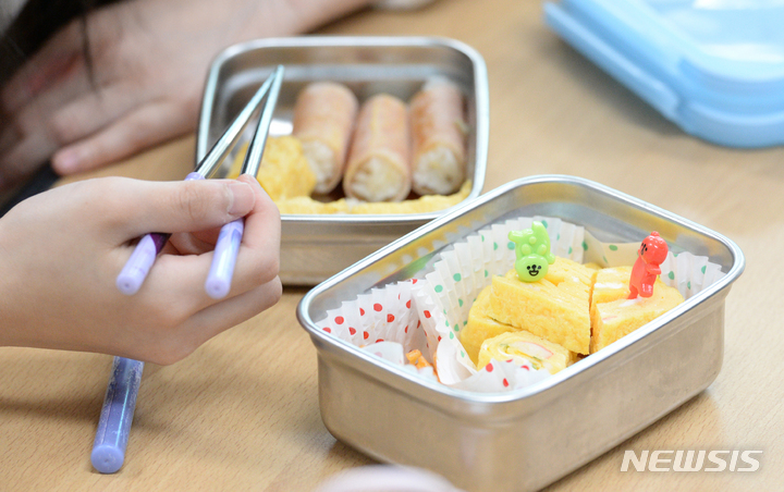 [울산=뉴시스] 배병수 기자 = 학교 비정규직 노동자들이 총파업에 돌입한 31일 오전 울산 중구 한 초등학교에서 학생들이 집에서 싸온 도시락을 먹고 있다. 2023.03.31.bbs@newsis.com.