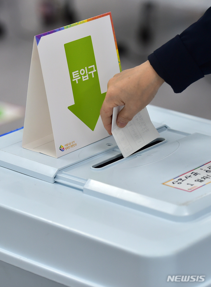 [구미=뉴시스] 이무열 기자 = 4·5 재·보궐선거 사전투표 첫날인 31일 경북 구미시 상모사곡동 행정복지센터에 마련된 사전투표소에서 유권자가 투표하고 있다. 2023.03.31. lmy@newsis.com