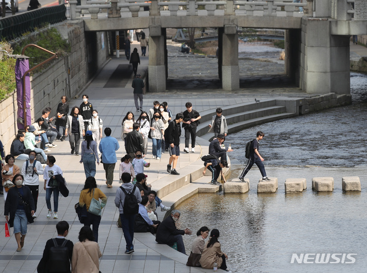 [서울=뉴시스] 조수정 기자 = 낮 최고기온 24도의 초여름 날씨를 보인 31일 서울 중구 청계천에서 시민들이 때이른 더위를 식히고 있다. 2023.03.31.chocrystal@newsis.com